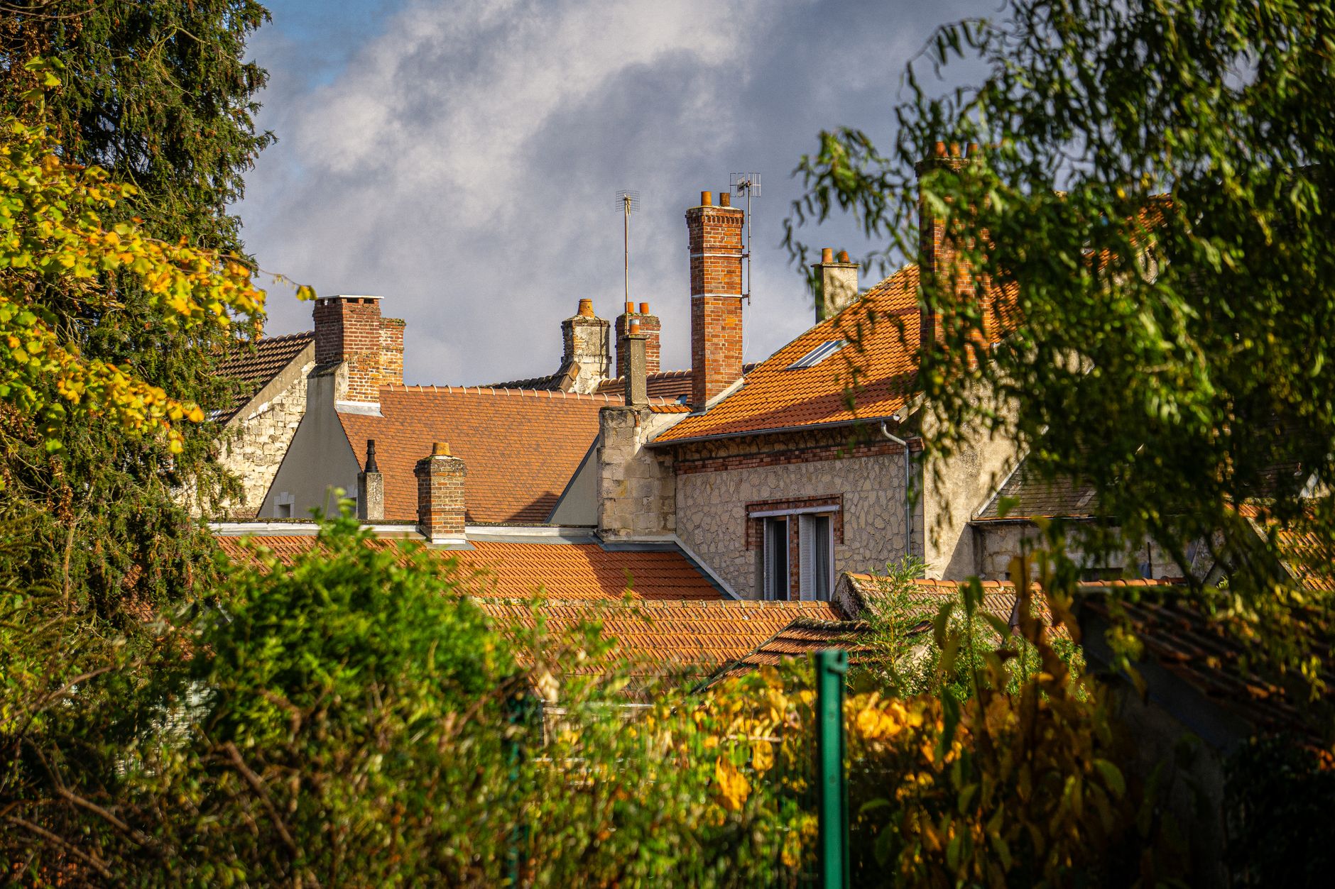 La tuile de rive : protection et finition de votre toiture