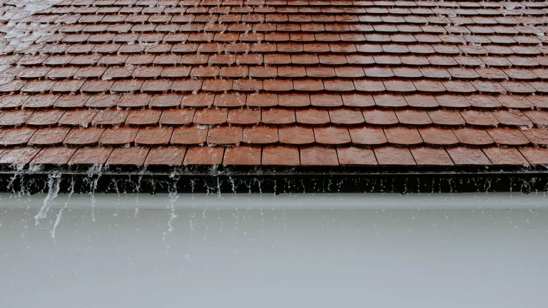 Réparer une gouttière en zinc : mastic, soudure ou remplacement