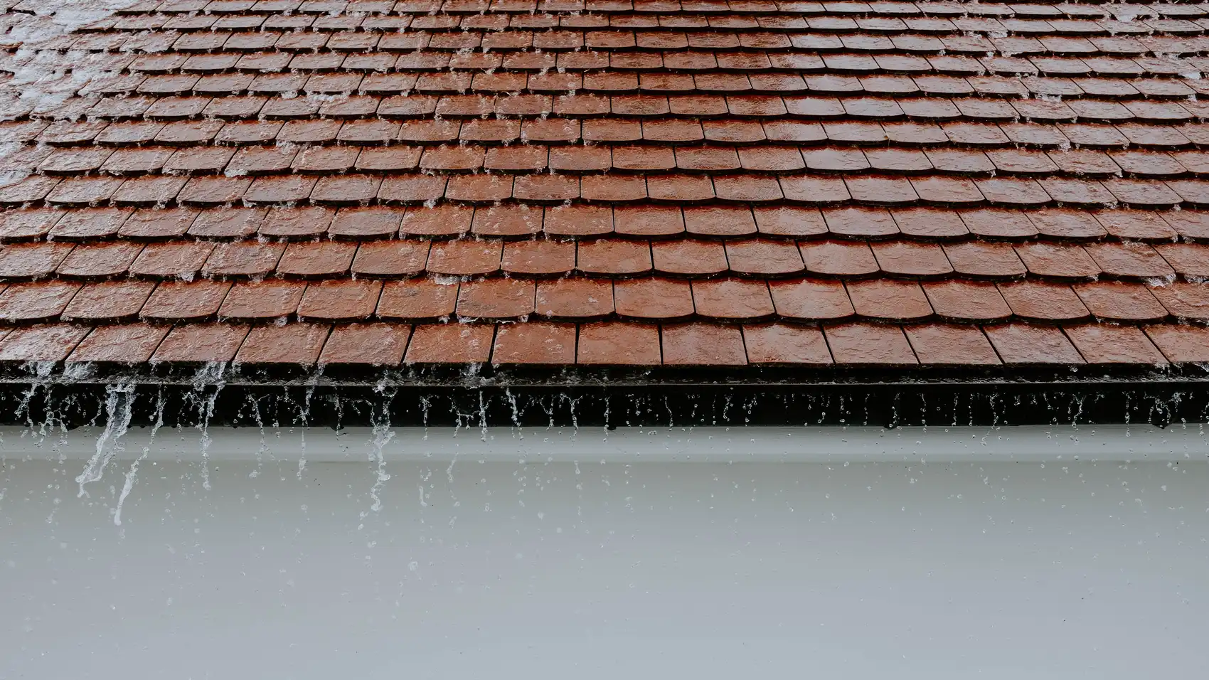 Réparer une gouttière en zinc : mastic, soudure ou remplacement