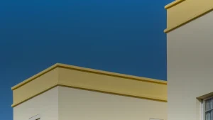Toit plat à rebord jaune sous un ciel bleu