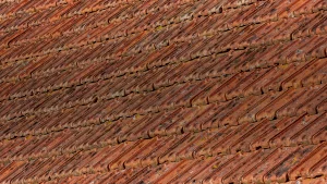 Toiture ancienne en tuiles de terre cuite