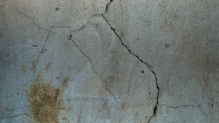 Fissures de façade dangereuses : largeur, forme, que faire