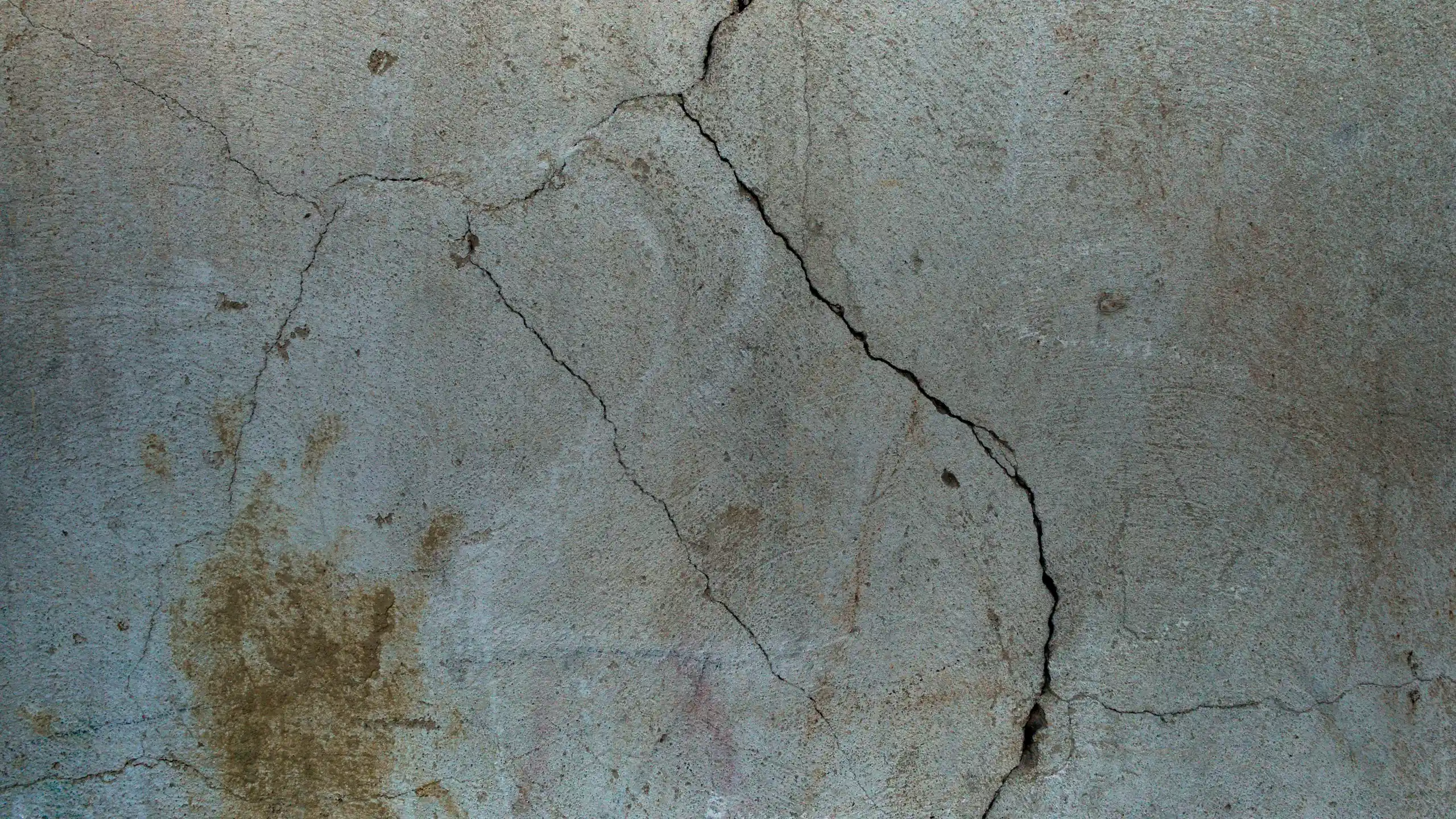 Fissures de façade dangereuses : largeur, forme, que faire