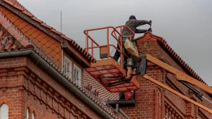 Couvreurs au travail sur une toiture en tuiles