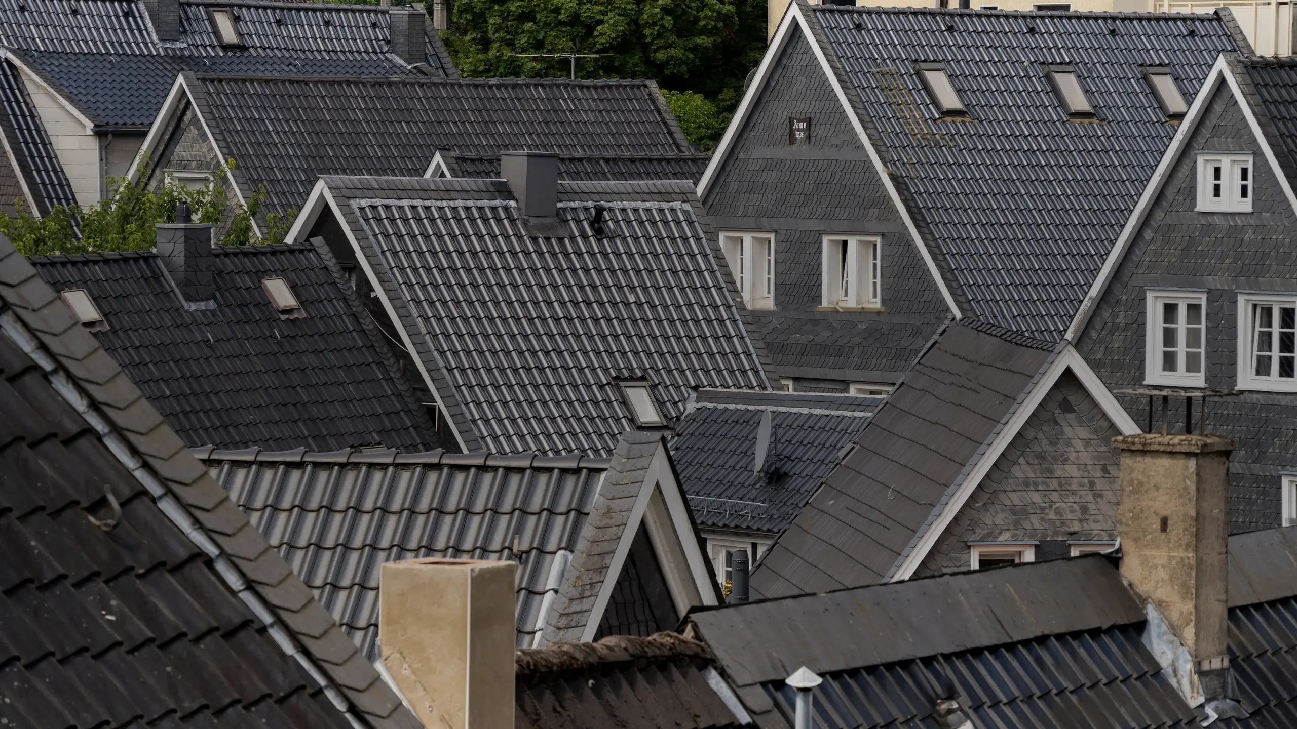 Toit en ardoise : durée, formats, pose et prix au m²