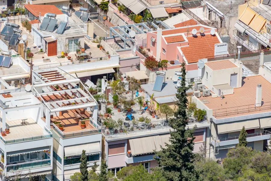 Toits-terrasses d&rsquo;immeubles vus de haut, avec terrasses aménagées et panneaux solaires
