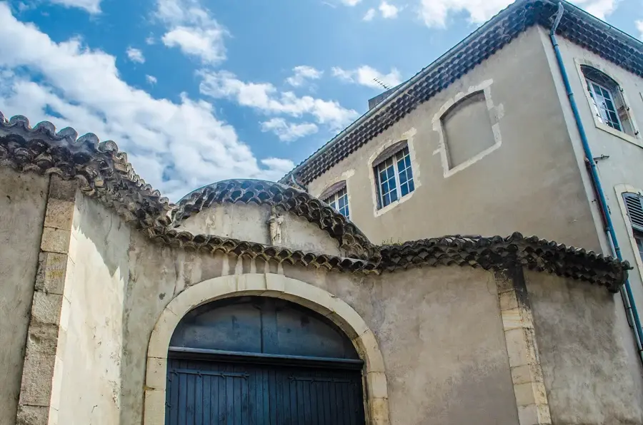 Génoises à plusieurs rangs de tuiles canal sous les rives d&rsquo;un bâtiment ancien à Montélimar