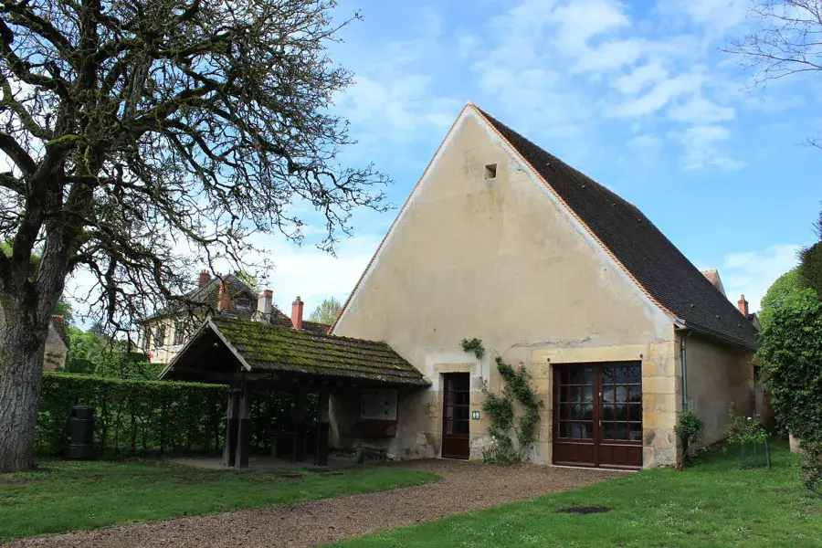 Maison à Apremont-sur-Allier, avec pignon triangulaire et long versant incliné